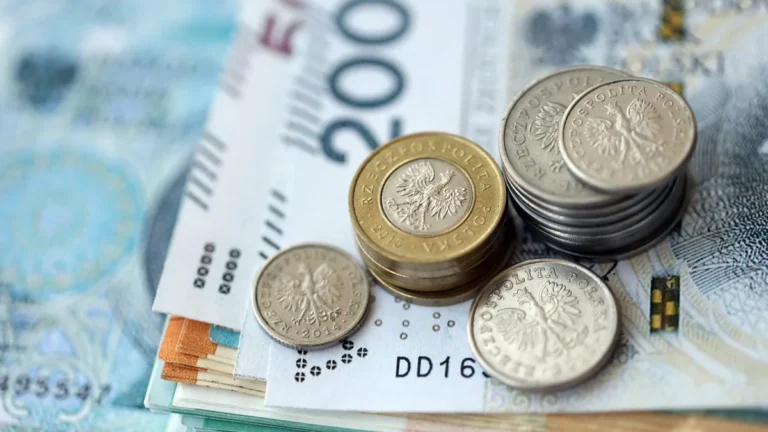 Banknoty 200 zł i monety złotowe ułożone na stosie oszczędności - pieniądze, od których bank pobiera podatek Belki